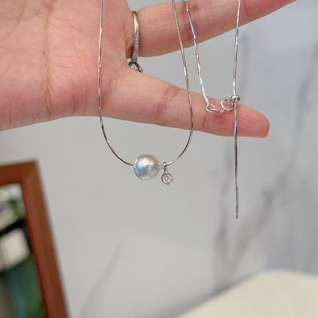 Close-up of 8–9mm aurora pearl in minimal pendant setting