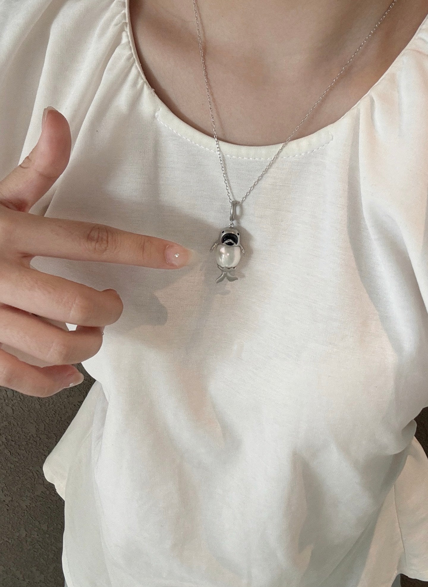 Model wearing chubby seal pearl pendant necklace