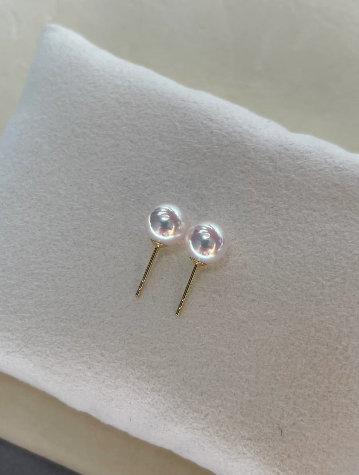 7.5–8mm Aurora Akoya pearl stud earrings with 18K gold posts on white background