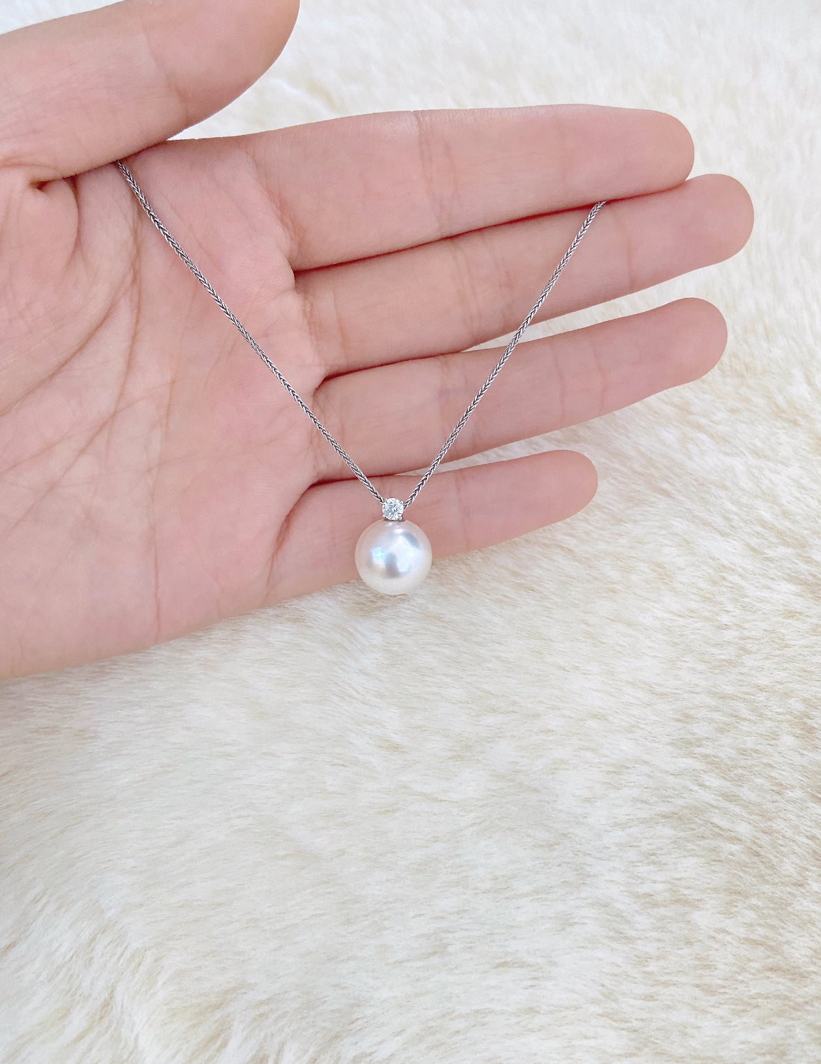 Radiant Edison pearl Diana-style pendant in silver setting