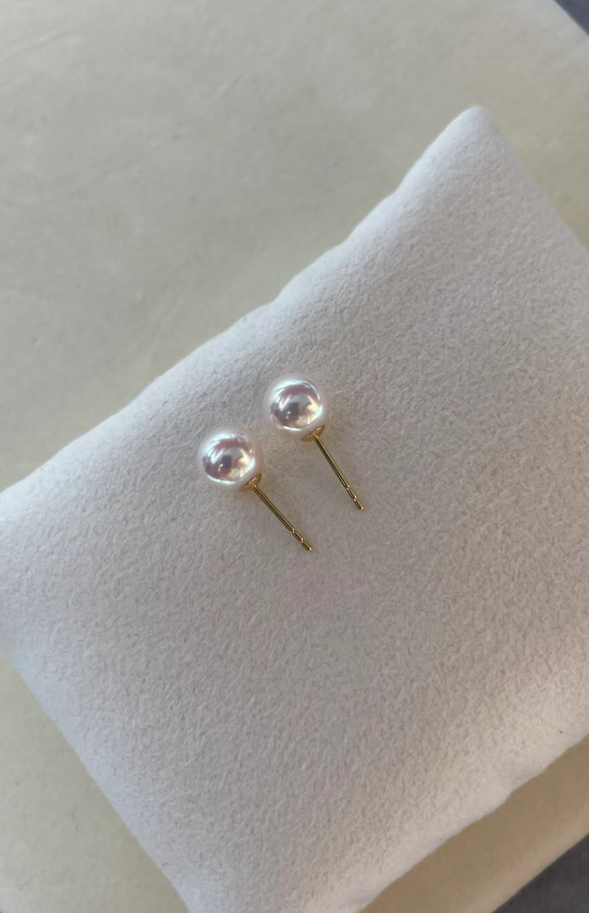 7.5–8mm Aurora Akoya pearl stud earrings with 18K gold posts on white background