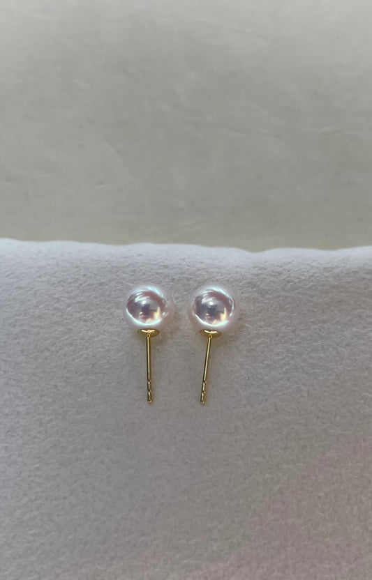 7.5–8mm Aurora Akoya pearl stud earrings with 18K gold posts on white background