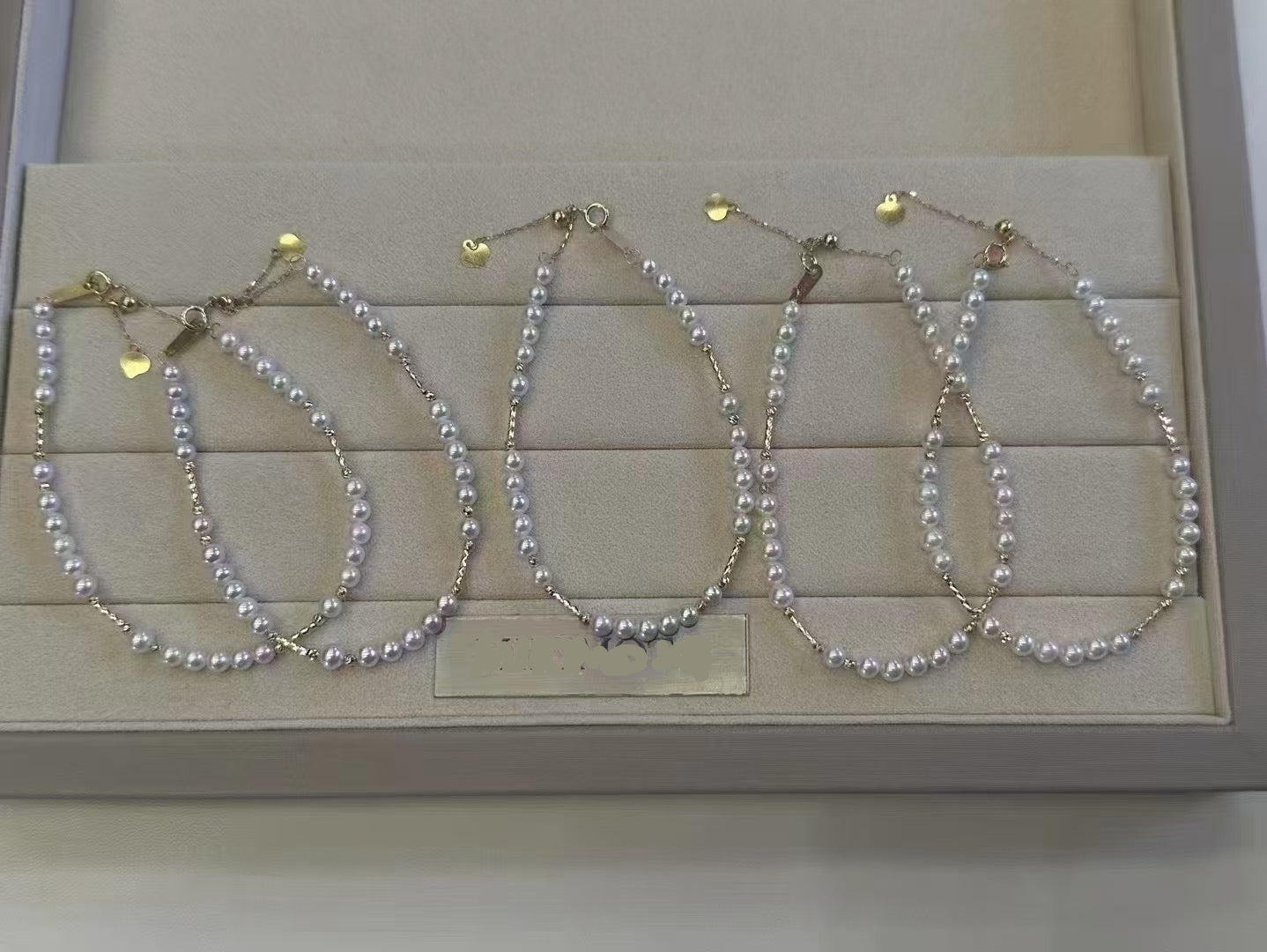 Minimalist bracelet with 3–4mm freshwater baby pearls and 14k gold-plated adjustable chain, delicate and elegant design.