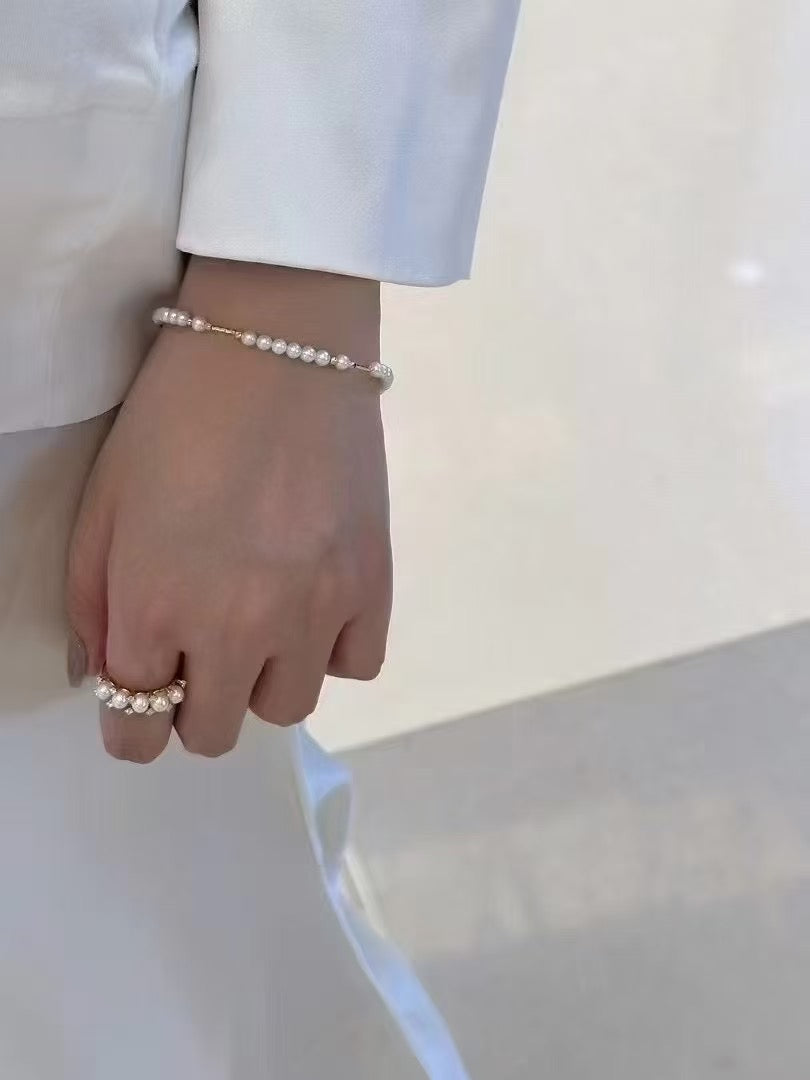 Minimalist bracelet with 3–4mm freshwater baby pearls and 14k gold-plated adjustable chain, delicate and elegant design.