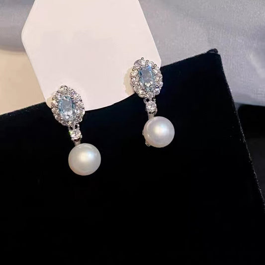 A pair of 7–8mm freshwater pearl stud earrings with ocean-inspired elegance.