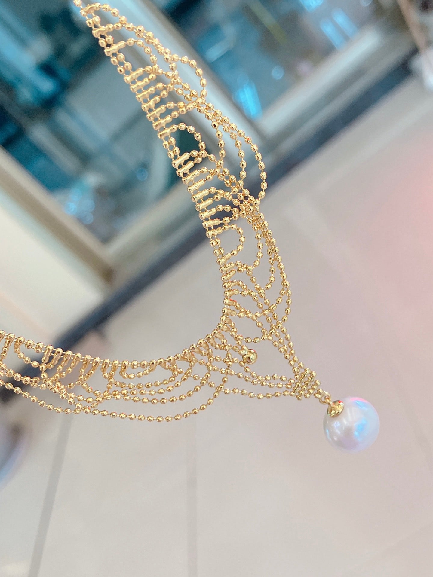 Sparkling lace-inspired choker necklace with Edison freshwater pearls, ideal for romantic and elegant looks.