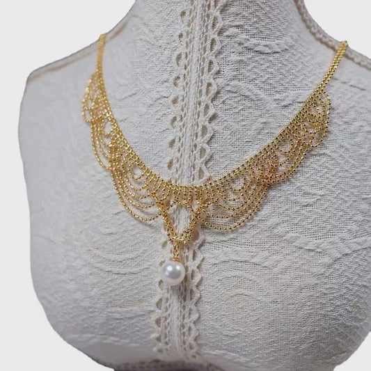 Sparkling lace-inspired choker necklace with Edison freshwater pearls, ideal for romantic and elegant looks.