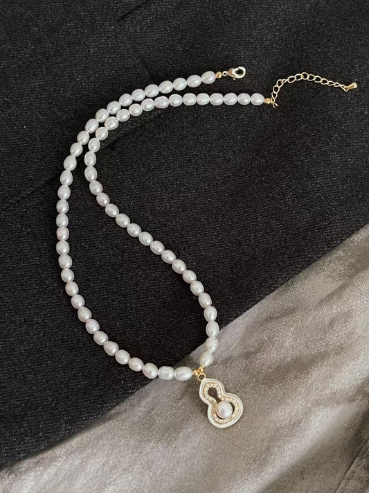 Fúlù pearl necklace with mother-of-pearl and zircon centerpiece, strung with freshwater pearls