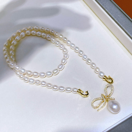 Bow-tie design pearl necklace with freshwater pearls and gold-plated chain