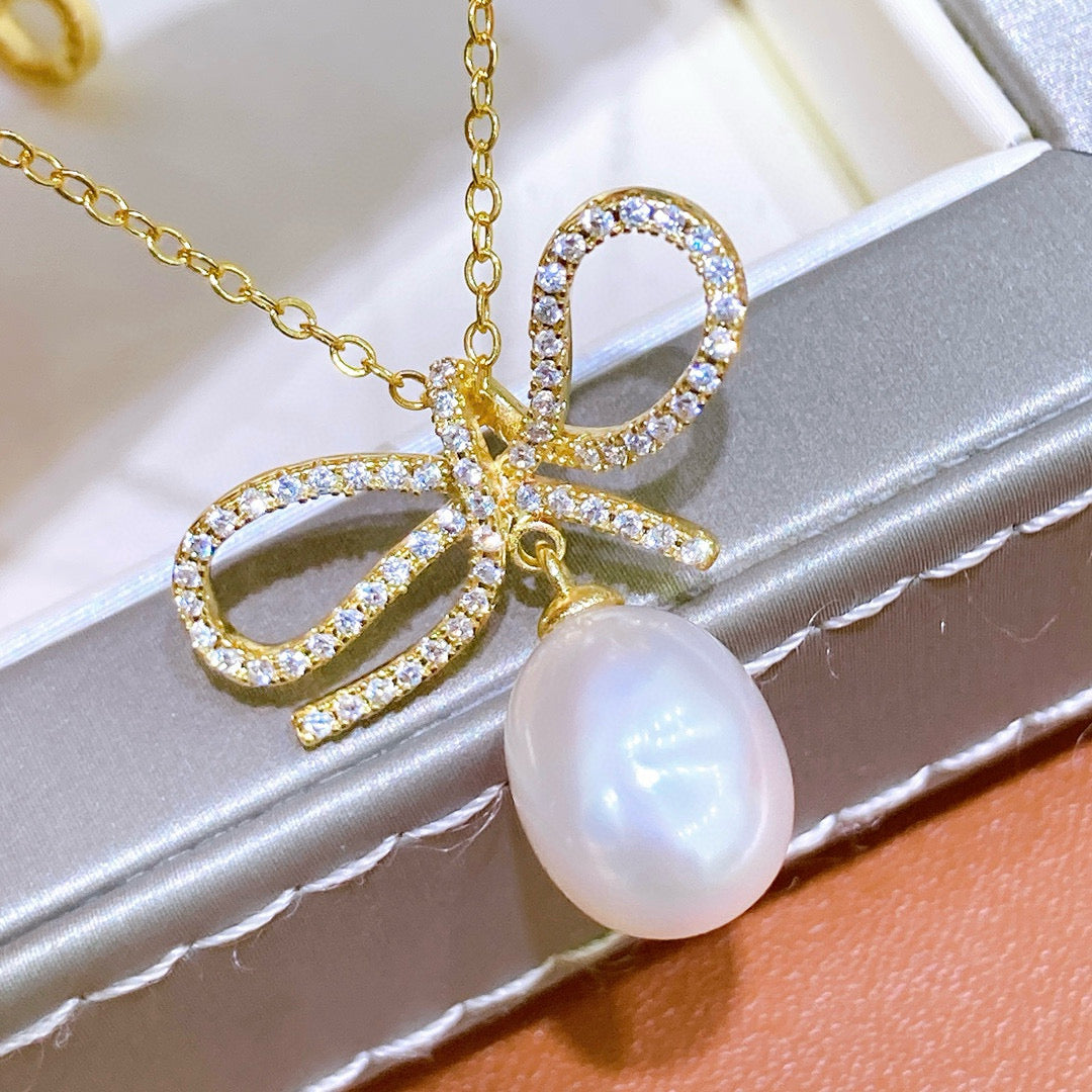 Bow-tie design pearl necklace with freshwater pearls and gold-plated chain