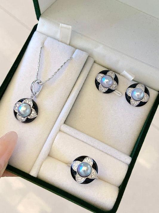 Vintage Akoya pearl set with pendant, ring, and ear clips in K gold