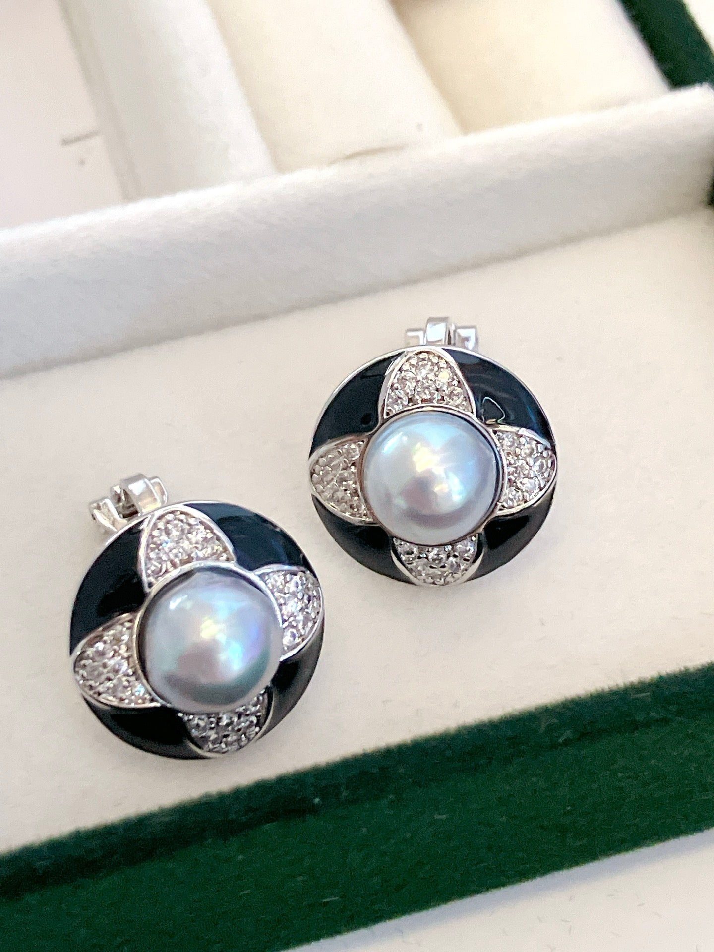 Vintage Akoya pearl set with pendant, ring, and ear clips in K gold