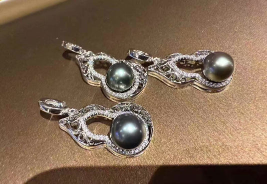 Tahitian black pearl gourd-inspired necklace with thick silver clasp