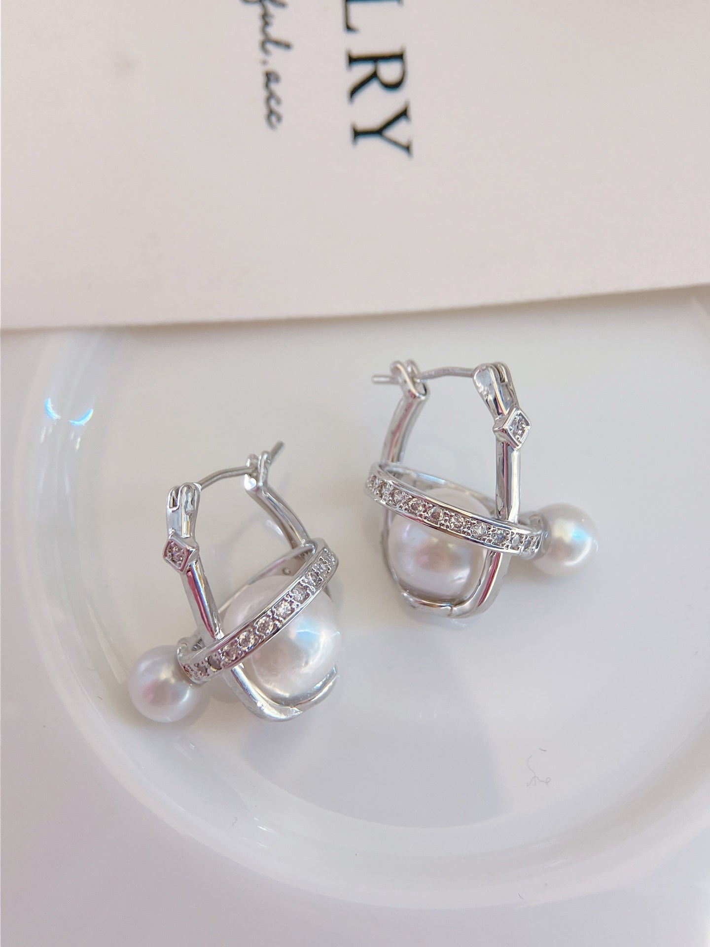 Sphère silver ear clip with Akoya and Edison pearls in celestial arc shape