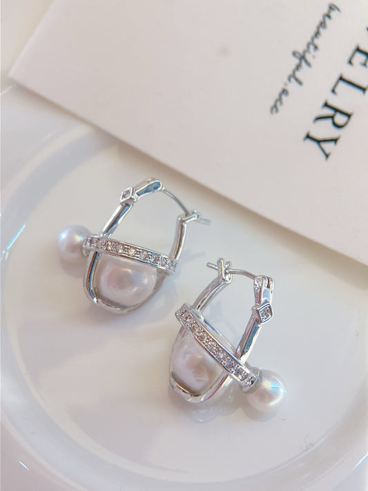 Sphère silver ear clip with Akoya and Edison pearls in celestial arc shape