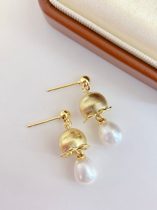 Close-up of Chinese-style lily of the valley pearl drop earrings
Pearl earrings with bellflower and silver drop design
