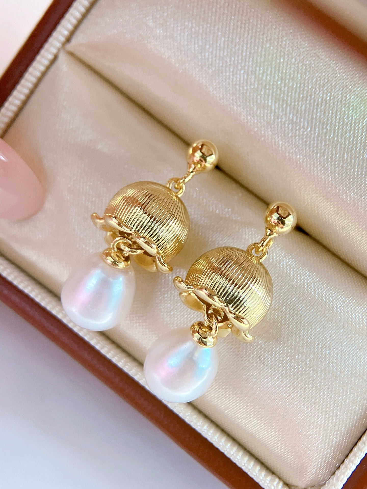 Close-up of Chinese-style lily of the valley pearl drop earrings
Pearl earrings with bellflower and silver drop design
