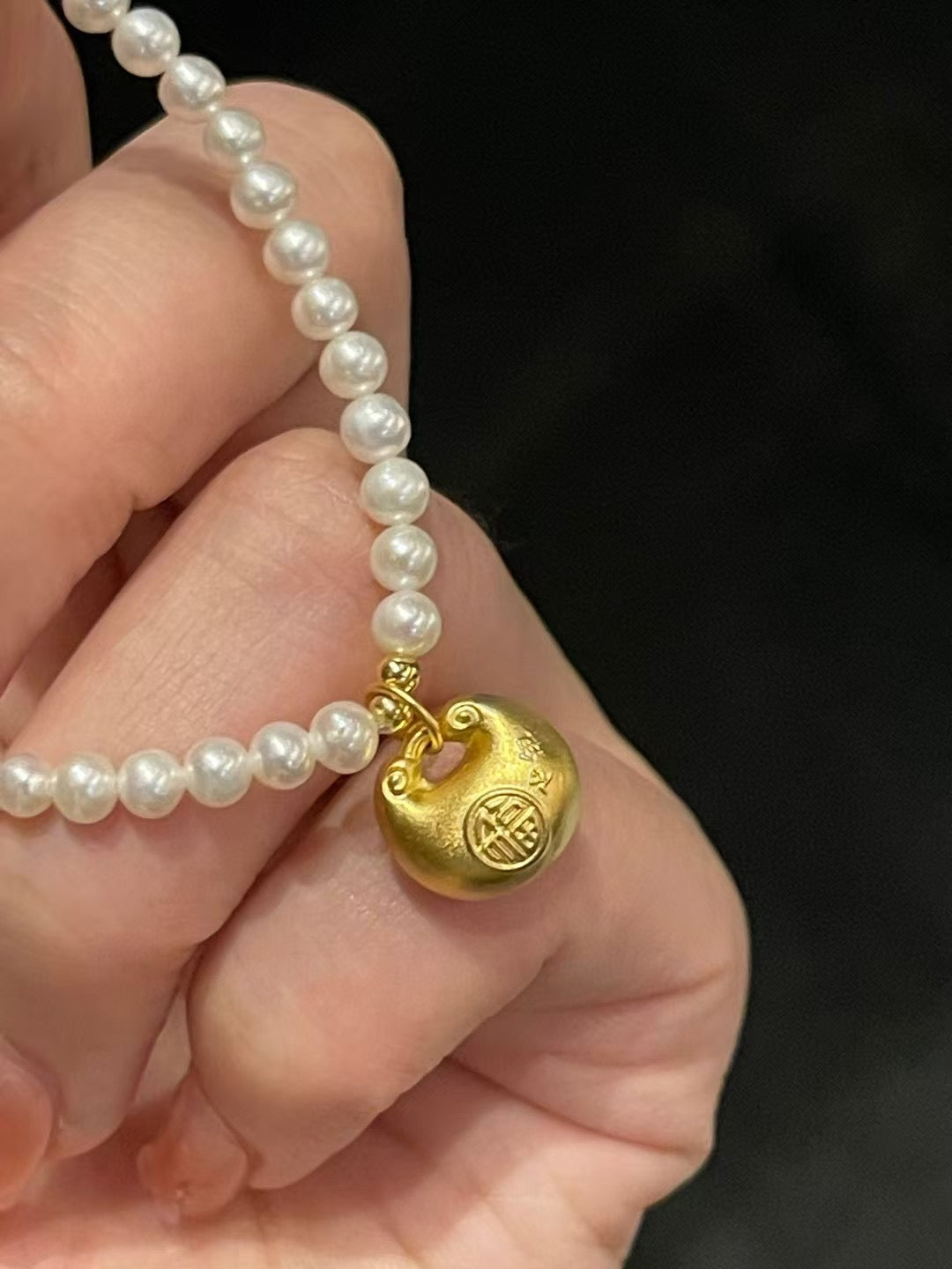 Lucky gold charm pearl bracelet with 3-4mm freshwater pearls and a fortune pouch bead on stretch cord, approx. 17cm length
