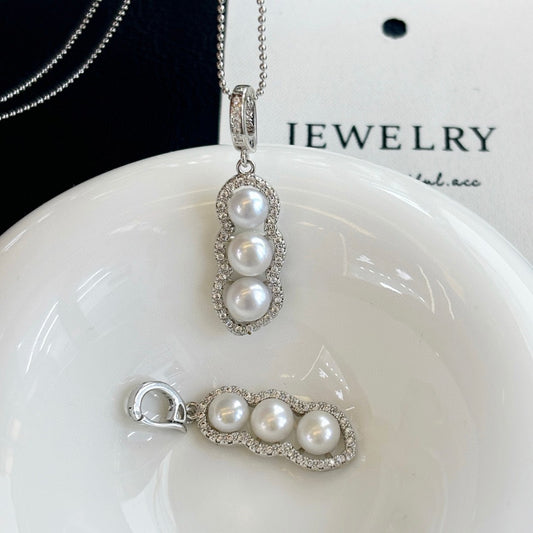 Vintage-style freshwater pearl drop pendant with bean clasp and 14K gold-plated adjustable chain