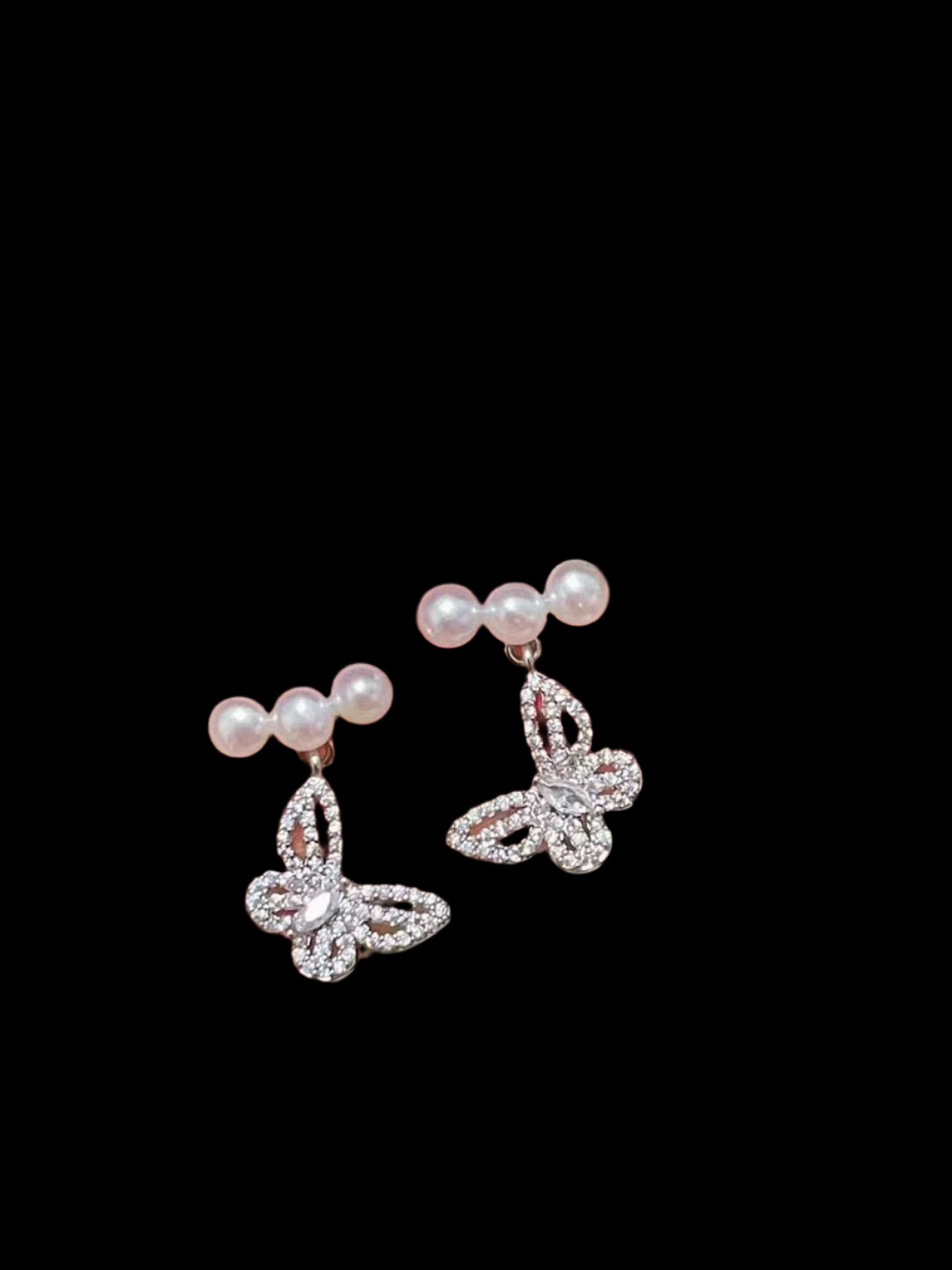 Close-up of butterfly design with centered pearl on 925 silver post