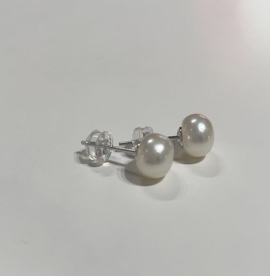 petite-dome-freshwater-pearl-studs